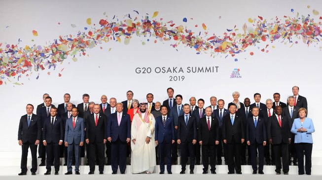 Presiden Joko Widodo berfoto bersama para pemimpin negara-negara peserta KTT G20 di Osaka Jepang, Jumat (28/06). [Ludovic MARIN / POOL / AFP]