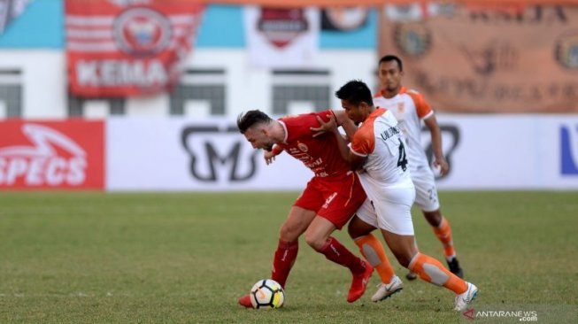 Pemain Persija Marko Simic berupaya menghindari kejaran pemain Borneo FC dalam pertandingan leg pertama semifinal Piala Indonesia yang berlangsung di Stadion Wibawa Mukti, Cikarang, Sabtu (29/6/2019) [ANTARA]