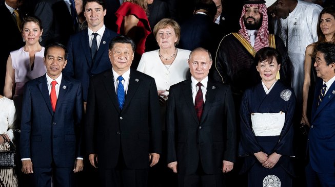 Presiden Joko Widodo berfoto bersama para pemimpin negara-negara peserta KTT G20 di Osaka Jepang, Jumat (28/06). [Ludovic MARIN / POOL / AFP]