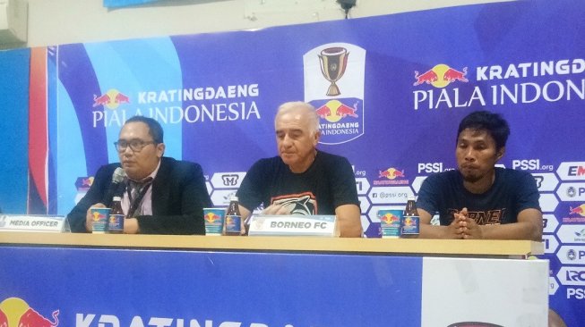 Pelatih Borneo FC Roberto Carlos Mario Gomez (tengah) dan pemainnya Fathul Rachman dalam jumpa pers usai laga melawan Persija Jakarta. [Suara.com/Adie Prasetyo]