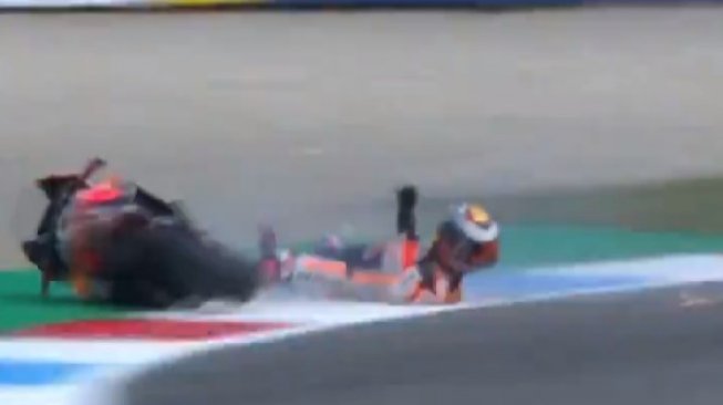 Kecelakaan mengerikan Jorge Lorenzo yang membuatnya cedera punggung. (Twitter/@MotoGP)