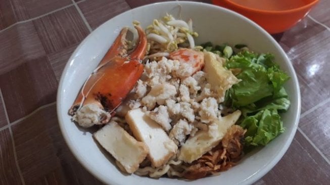 Bubur dan Bakmi Kepiting Hokie di Pasar Lama Tangerang. (Suara.com/Dinda Rachmawati)