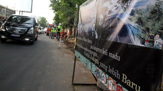 Pekerja menyelesaikan pengerjaan revitalisasi trotoar di kawasan Kemang, Jakarta Selatan, Sabtu (29/6).[Suara.com/Arief Hermawan P]