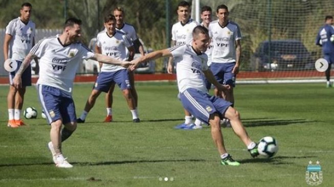 Para pemain Timnas Argentina saat melakukan sesi latihan jelang laga melawan Brasil di semifinal Copa America 2019. (Instagram/afaseleccion)