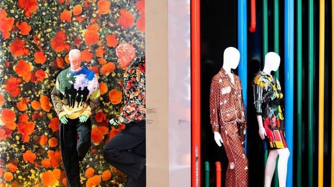 Curi Perhatian, Gong Yoo Tampil Serba Hitam di Event Louis Vuitton