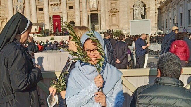 Dewi Kartika Maharani Praswida di Basilika Santo Petrus Vatikan Roma. (dok untuk Suara.com)