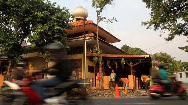 Pekerja menyelesaikan pengerjaan revitalisasi trotoar di kawasan Kemang, Jakarta Selatan, Sabtu (29/6).[Suara.com/Arief Hermawan P]