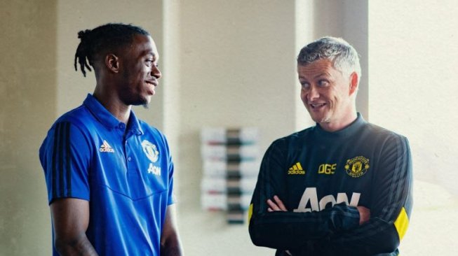 Rekrutan anyar Manchester United, Aaron Wan-Bissaka saat berbincang dengan manajer Ole Gunnar Solskjaer. (Twitter/@ManUtd)