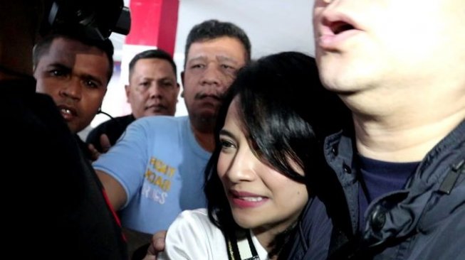  Vanessa Angel saat keluar dari Rutam Medaeng Sidoarjo. (Suara.com/Achmad Ali)