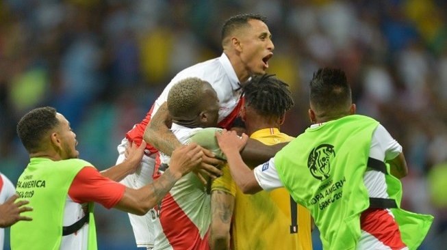 Para pemain peru merayakan keberhasilan lolos semi final Copa America 2019 usai mengalahkan Uruguay melalui drama adu penalti. (AFP)