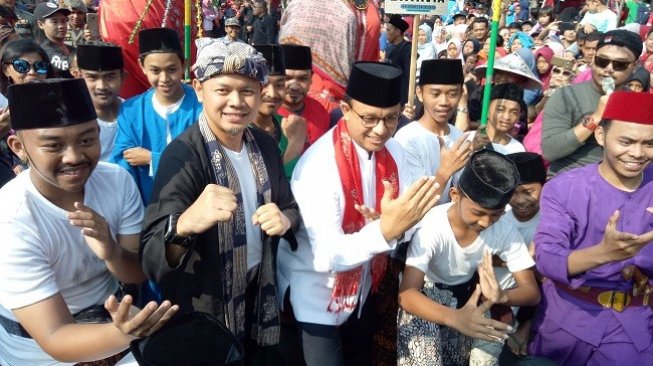 Anies Baswedan dan Arya Bima dalam acara puncak Hari Jadi Bogor (HJB) ke-537 di Jalan Jenderal Sudirman, Kota Bogor, Jawa Barat, Minggu (30/6/2019). (Suara.com/Rambiga)