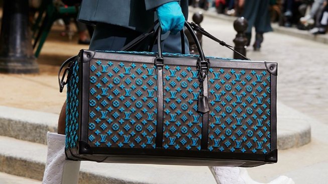 Diremehkan Pelayan, Pria Ini Beli dan Gunting Tas Louis Vuitton Seharga  Mobil