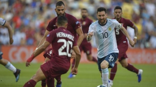 Aksi bintang Argentina, Lionel Messi saat dikepung para pemain Venezuela pada laga perempatfinal Copa America 2019. (CARL DE SOUZA / AFP)