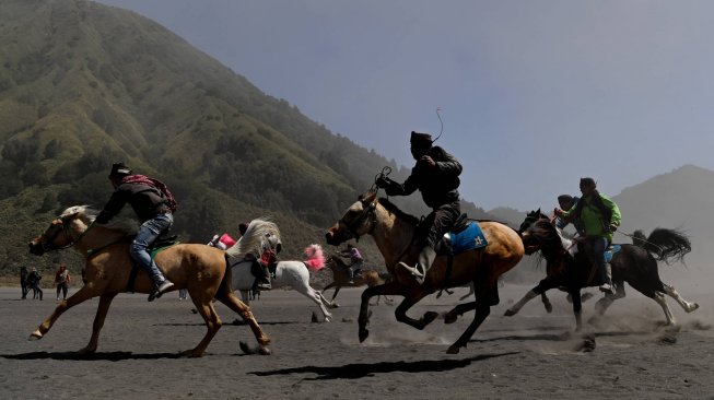 Joki memacu kudanya ketika mengikuti lomba pacuan kuda tradisional di kawasan Gunung Bromo, Probolinggo, Jawa Timur, Minggu (30/6). ANTARA FOTO/Zabur Karuru