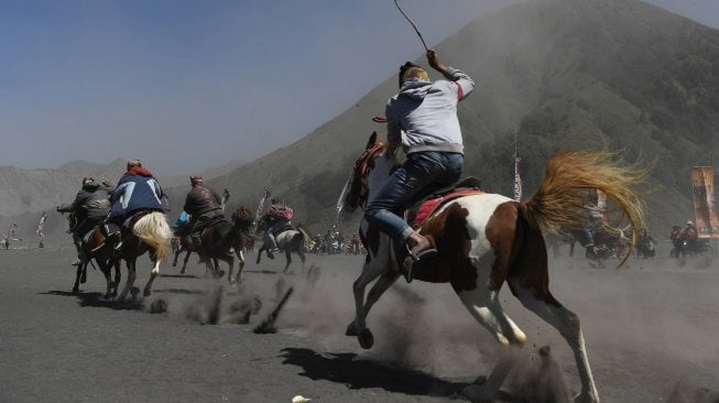 Joki memacu kudanya ketika mengikuti lomba pacuan kuda tradisional di kawasan Gunung Bromo, Probolinggo, Jawa Timur, Minggu (30/6). ANTARA FOTO/Zabur Karuru