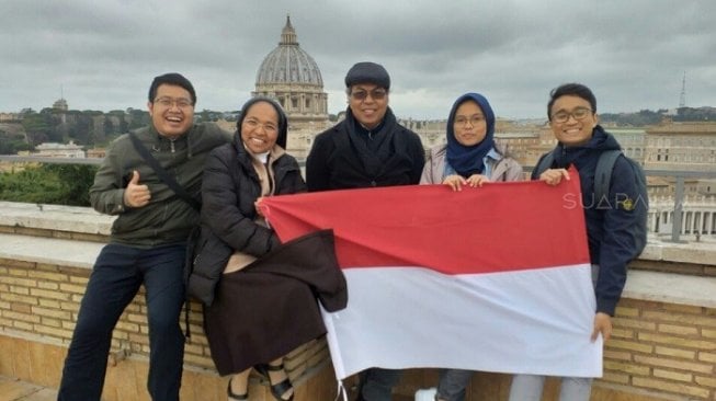 Dewi Kartika Maharani Praswida di Basilika Santo Petrus Vatikan Roma. (dok untuk Suara.com)