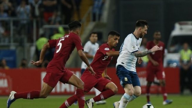 Para pemain Qatar sukses mematikan pergerakan Lionel Messi pada partai pamungkas fase Grup B Copa America 2019. (JEFERSON GUAREZE / AFP)