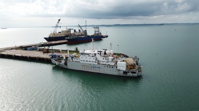 Kapal baru Optic Marine, CS Teneo melakukan perawatan internet di bawah laut Indonesia. [Optic Marine]