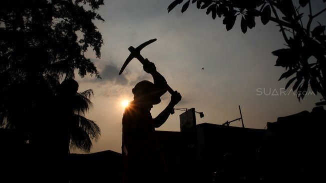 Pekerja menyelesaikan pengerjaan revitalisasi trotoar di kawasan Kemang, Jakarta Selatan, Sabtu (29/6).[Suara.com/Arief Hermawan P]