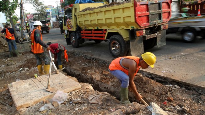 Pekerja menyelesaikan pengerjaan revitalisasi trotoar di kawasan Kemang, Jakarta Selatan, Sabtu (29/6).[Suara.com/Arief Hermawan P]