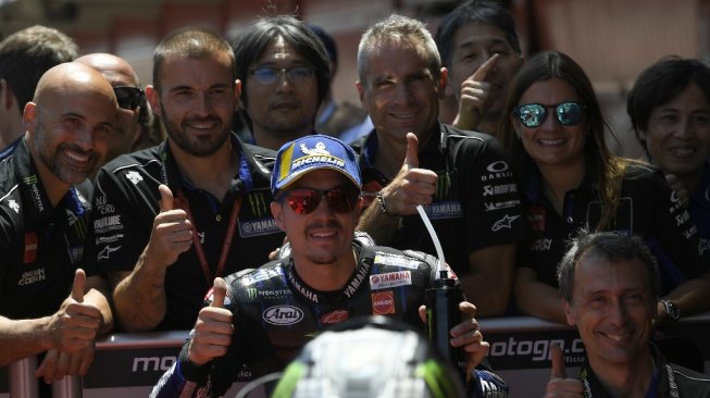 Pebalap Monster Energy Yamaha, Maverick Vinales (tengah). [LLUIS GENE / AFP]