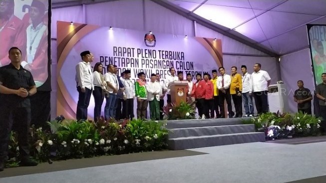 Jokowi-Ma'ruf bersama petinggi partai politik pendukung di KPU. (Suara.com/Tio).