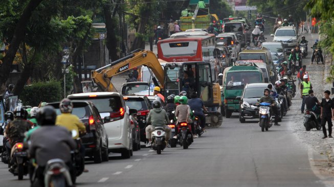 Pekerja menyelesaikan pengerjaan revitalisasi trotoar di kawasan Kemang, Jakarta Selatan, Sabtu (29/6).[Suara.com/Arief Hermawan P]