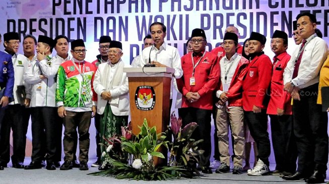 Presiden dan Wakil Presiden terpilih periode 2019-2024, Joko Widodo (tengah) dan KH Ma'ruf Amin (ketiga kiri) didampingi pimpinan partai Koalisi Indonesia kerja memberikan keterangan pers di gedung KPU, Jakarta, Minggu (30/6). [Suara.com/Muhaimin A Untung]