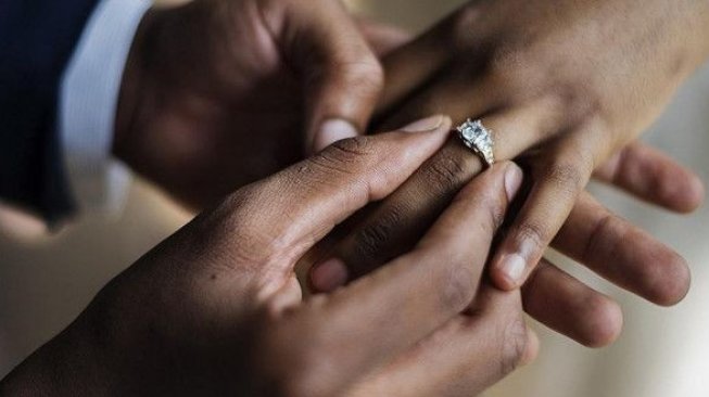 Wanita Ini Terkejut Setelah Tahu Suaminya yang Meninggal adalah Ayahnya