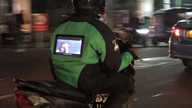 Bisa Buat Nonton Drama, Driver Ojol Pasang Layar Sentuh di Jaketnya