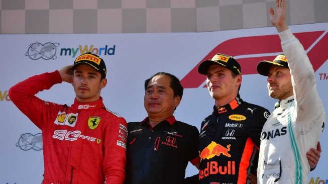 (Dari kiri): Chales Leclerc (Ferrari), Toyoharu Tanabe (Direktur Teknik Honda F1), Max Verstappen (Red Bull Racing), dan Valtteri Bottas (Mercedes) berdiri di podium F1 GP Austria di Sirkuit Red Bull Ring, Minggu (30/6/2019). [AFP/Andrej Isakovic]