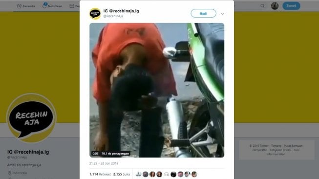 Aksi kocak warganet, keringkan rambut dengan knalpot motor. [Twitter]