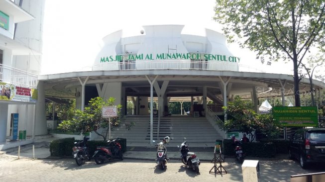 Masjid Al-Munawaroh, Kecamatan Babakan Madang, Kabupaten Bogor, Jawa Barat. (Suara.com/Putra)