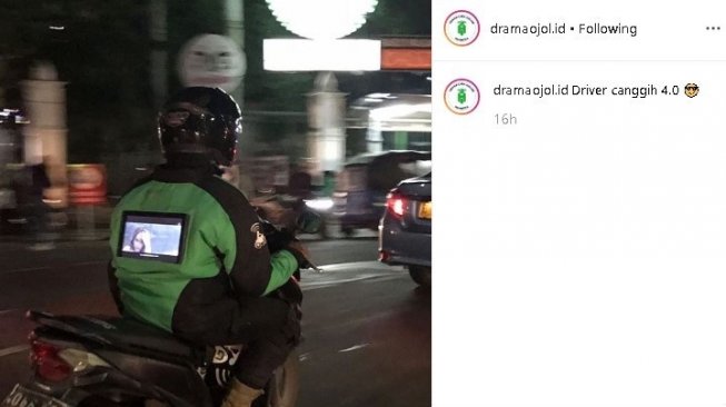 Ojek online pasang layar sentuh di jaketnya. (Instagram/@dramaojol.id)