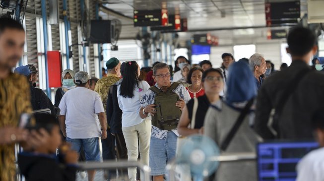 Calon penumpang bus Transjakarta memadati Halte Harmoni, Jakarta, Senin (1/7). [ANTARA FOTO/Nova Wahyudi]
