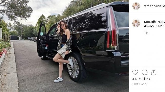 Nia Ramadhani berpose di samping mobil. (Instagram/@nramadhaniabakrie)