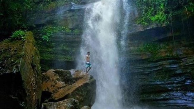 Lepas Penat, Mengeja Kedamaian di Air Terjun Tembinus Kalimantan Timur