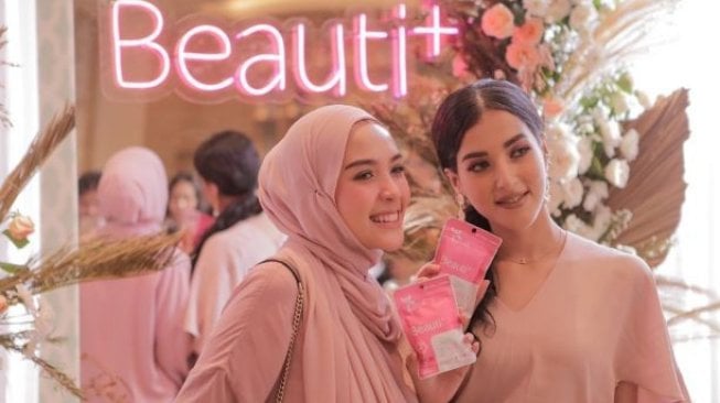 Tasya Farasya, beauty influencer dan Hamidah Rachmayanti, young moms influencer dalam YOUVIT Beauti+ Grand Launch di Peacock Lounge, Fairmont Hotel. (Dok YOUVIT)