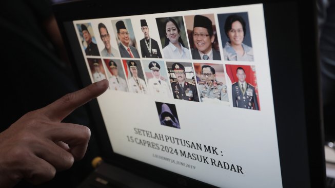 Wartawan meliput paparan survei terkini bertajuk 15 Capres 2024 Yang Lolos Radar di kantor Lembaga Survei Indonesia (LSI), Jakarta, Selasa (2/7). [ANTARA FOTO/Reno Esnir]