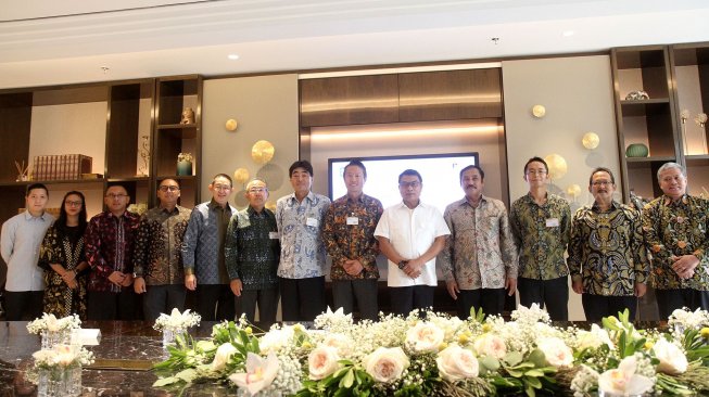 Jajaran Direksi PT Mobil Anak Bangsa (MAB) dan PT Paiton Energy berfoto bersama usai Penandatanganan Service Procurement Agreement di Jakarta, Selasa (2/7). [Suara.com/Arief Hermawan P]