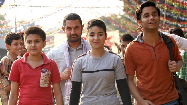 Zaira Wasim (tengah) dalam film Dangal bareng Aamir Khan (belakang).