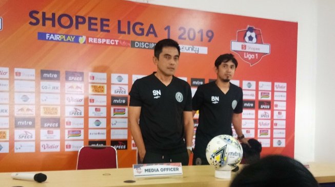 Pelatih PSS Sleman Seto Nurdiantoro (kiri) dalam jumpa pers, Selasa (1/7/2019), jelang pertandingan kontra Persija Jakarta [Suara.com/Adie Prasetyo]