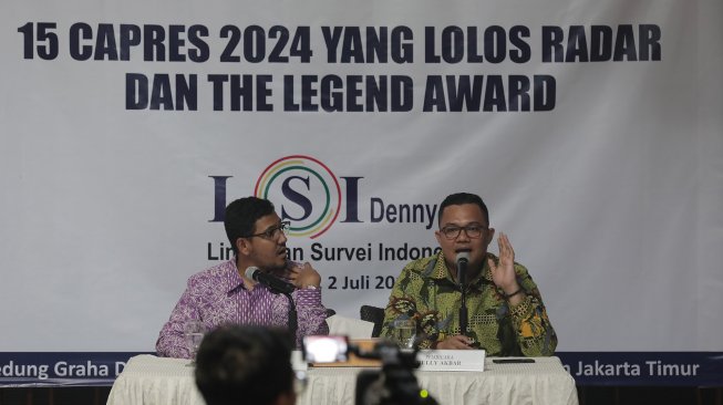 Peneliti Lembaga Survei Indonesia (LSI) Denny JA, Rully Akbar (kanan) dan Ikrama Masloman (kiri) memaparkan survei terkini bertajuk 15 Capres 2024 Yang Lolos Radar di kantor LSI, Jakarta, Selasa (2/7). [ANTARA FOTO/Reno Esnir]
