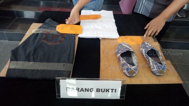 Barang bukti terkait kasus SM, wanita yang membawa anjing masuk ke masjid. (Suara.com/Rambiga).