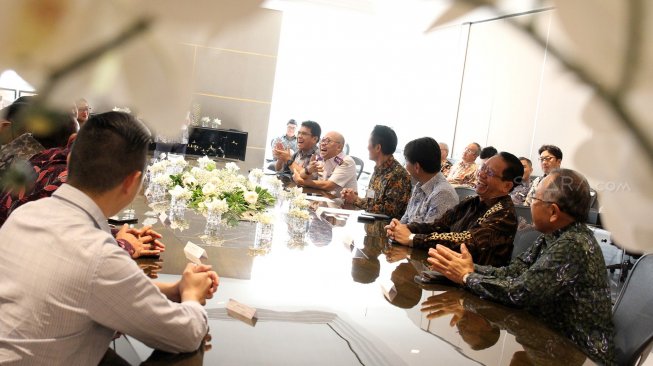 Suasana ramah tamah usai Penandatanganan Nota Kesepahaman (MOU) di Jakarta, Selasa (2/7). [Suara.com/Arief Hermawan P]