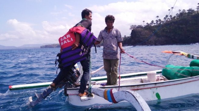 Tim SAR Evakuasi Nelayan Terapung-apung di Perairan Karangasem