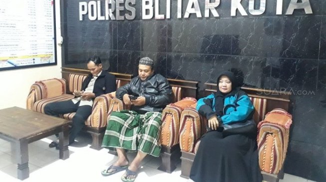 Pemilik akun Facebook Aida Konveksi (kanan) diamankan di Polres Blitar Kota. [Dok. Polisi]