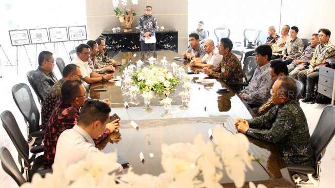 Suasana ramah tamah usai Penandatanganan Nota Kesepahaman (MOU) di Jakarta, Selasa (2/7). [Suara.com/Arief Hermawan P]