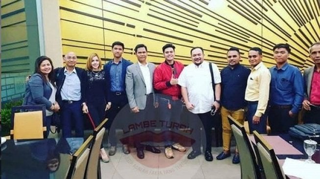 Galih Ginanjar dan Barbie Kumalasari bersama tim pengacara dari Aldwin Rahadian. [Lambe Turah]