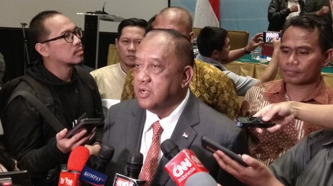 Marciano Norman (tengah) usai terpilih sebagai Ketua Umum Komite Olahraga Nasional Indonesia (KONI) Pusat periode 2019-2023 di Hotel Sultan, Jakarta, Selasa (2/7/2019). [Suara.com / Arief APRIADI]